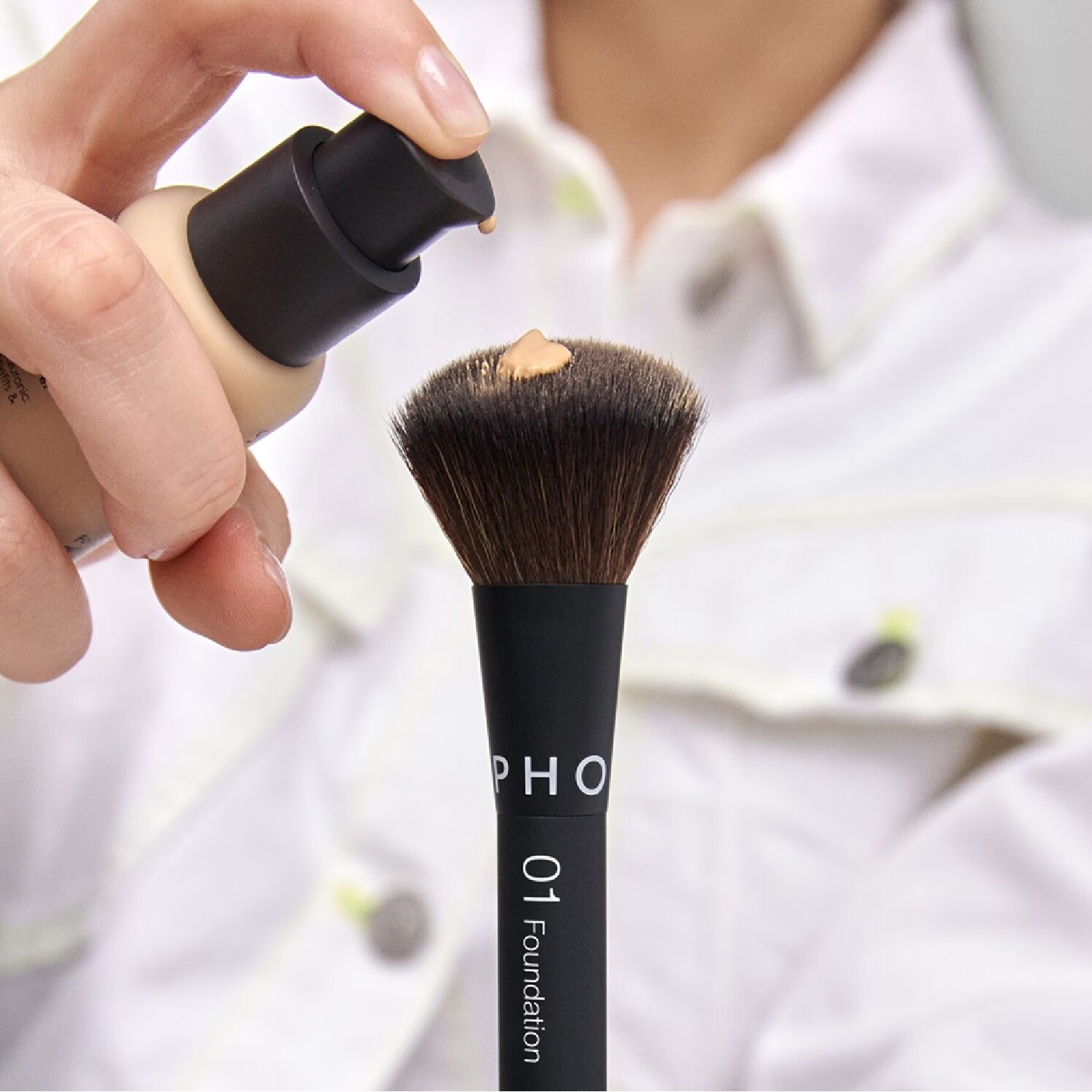 THE FOUNDATION BRUSH-24 01 (BROCHA PARA BASE DE MAQUILLAJE)